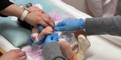 Pflegecamp - Baby wickeln Die Teilnehmer*innen wickeln ein Baby