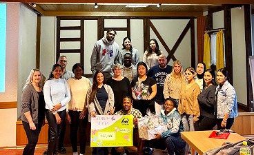 Schüler übergeben ihre Spende an das Kinder- und Jugendhospiz Bamberg