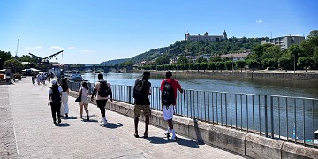Pflegeschüler laufen den Main in Würzburg entlang