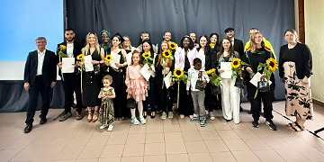 Absolventen der dreijährigen Ausbildung stellen sich zum Gruppenfoto auf. 