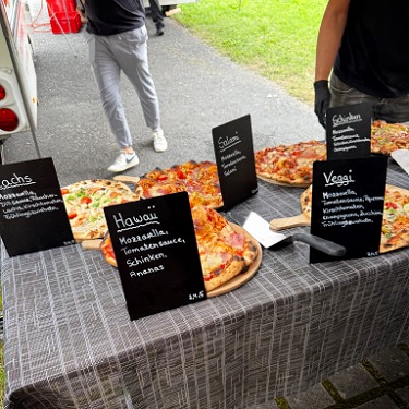 9 verschiedene Pizzasorten sind für die Besucher angerichtet.