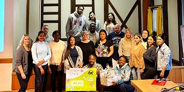 Schüler übergeben eine Spende an die Vertreterin des Kinder- und Jugendhospizes